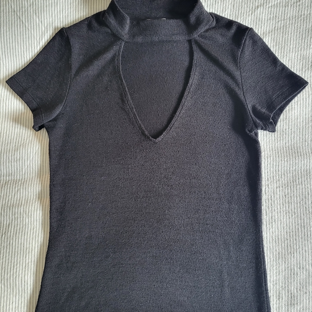 Aritzia Wilfred Free V-neck Tee with Choker in Black Size XXS
